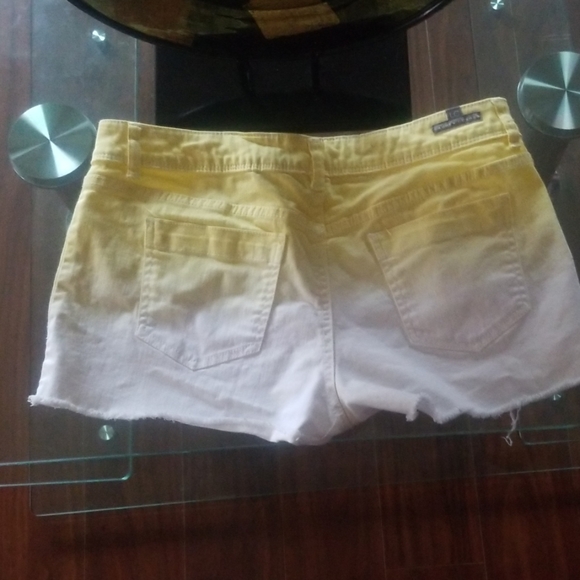 Short's - Picture 2 of 2